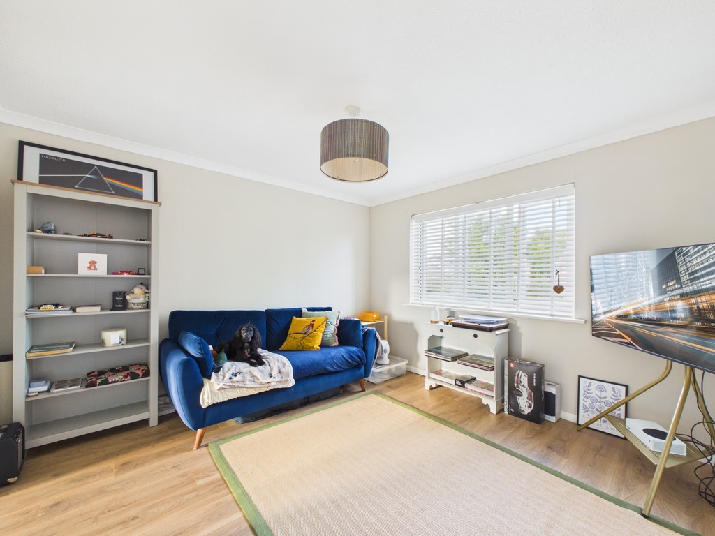 1 bed maisonette to rent in Windsor Close, Southwater  - Property Image 3