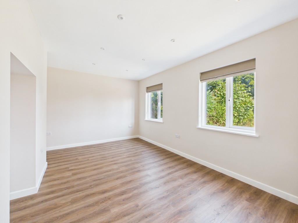 3 bed ground floor flat to rent in Mayes Park House, Warnham  - Property Image 4