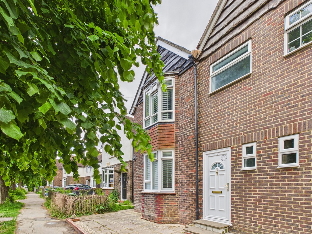3 bed semi-detached house to rent in Leith View Road, Horsham