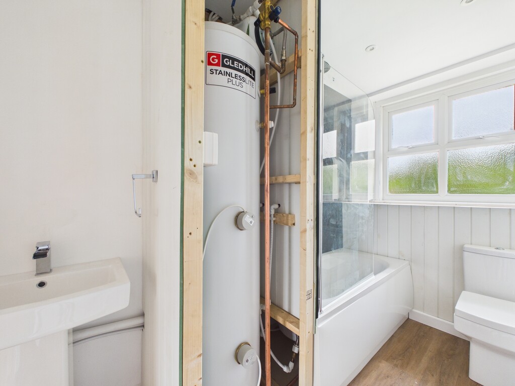 2 bed maisonette to rent in Mayes Lane, Warnham