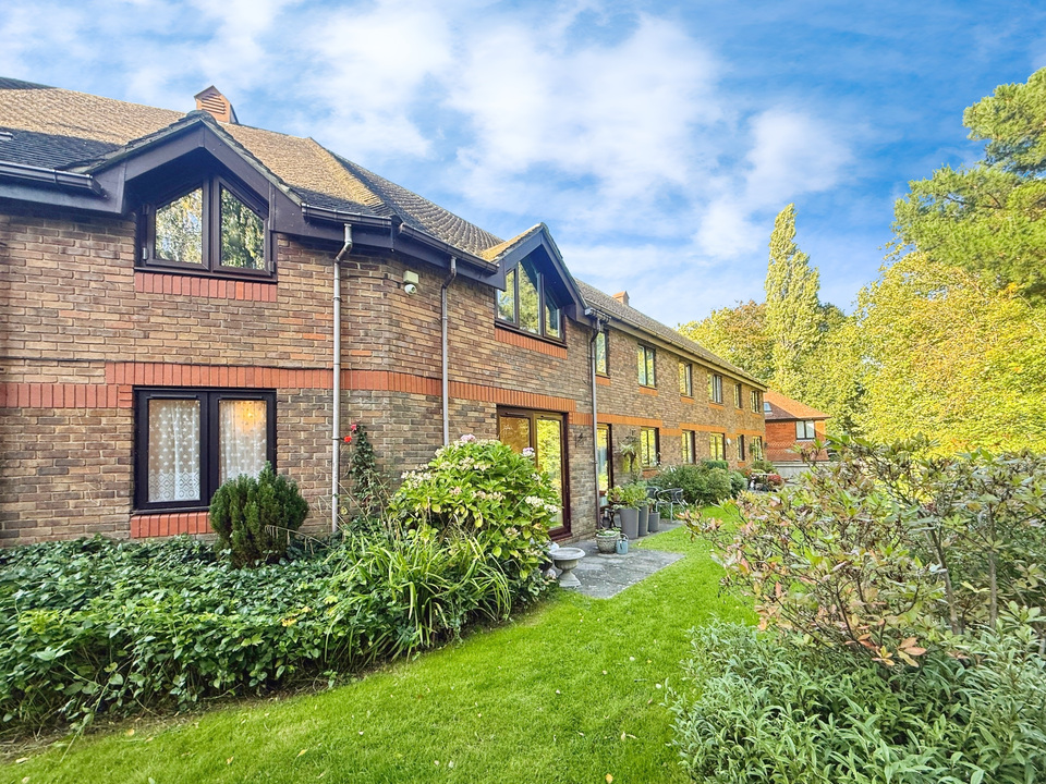 1 bed apartment for sale in Jasmine Court, Horsham