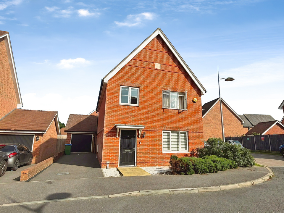 4 bed detached house for sale in Tributary Lane, Faygate, Horsham, RH12 0BQ