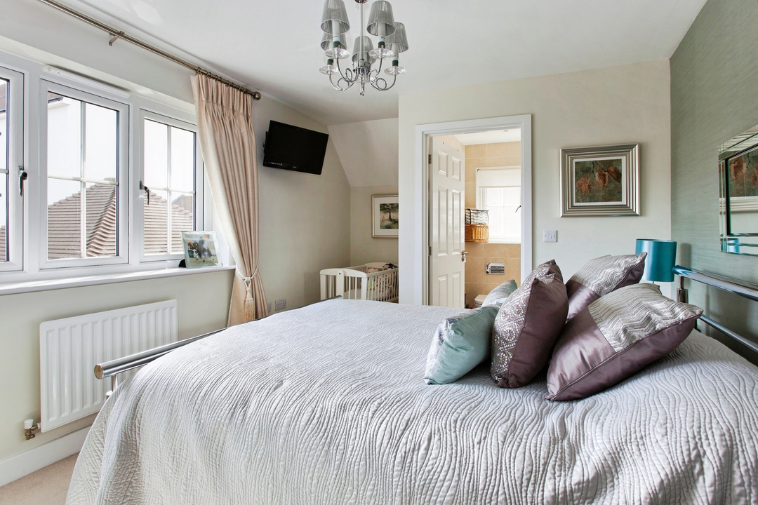 4 bed end of terrace house for sale in Millpond Lane, Horsham, West Sussex  - Property Image 5