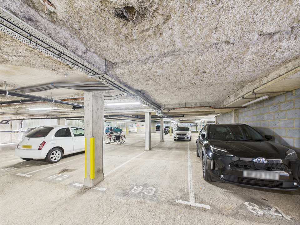 Studio flat for sale in North Street, Horsham  - Property Image 6