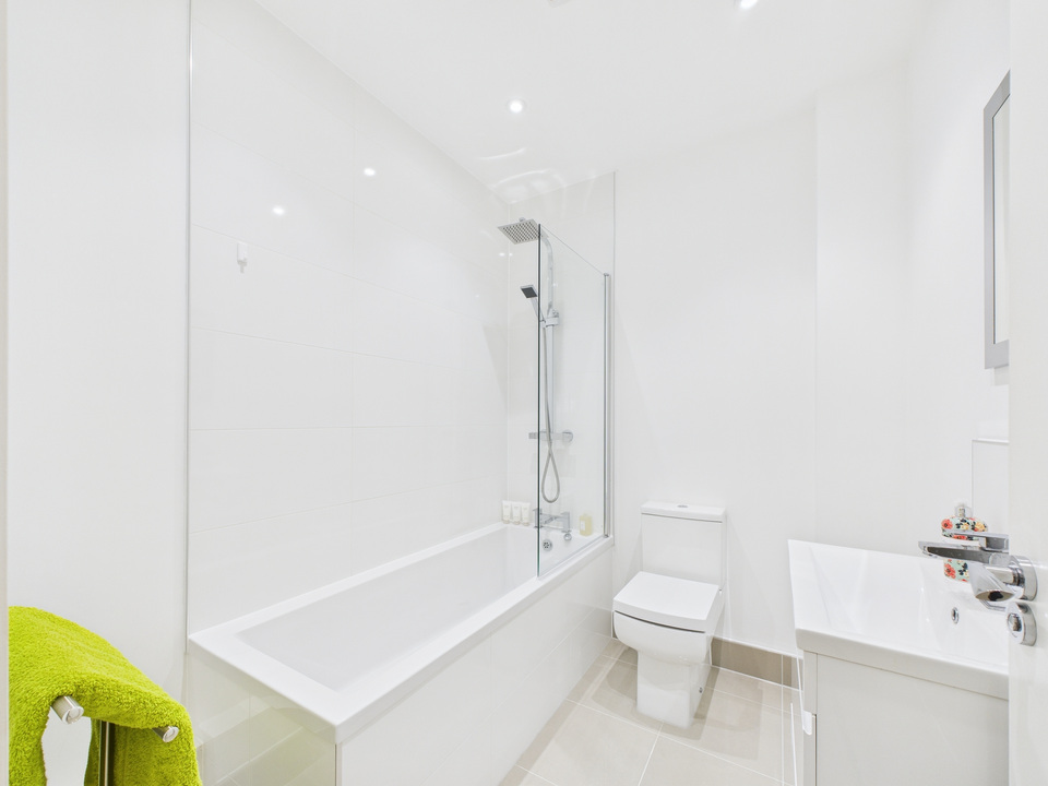 Studio flat for sale in North Street, Horsham  - Property Image 5