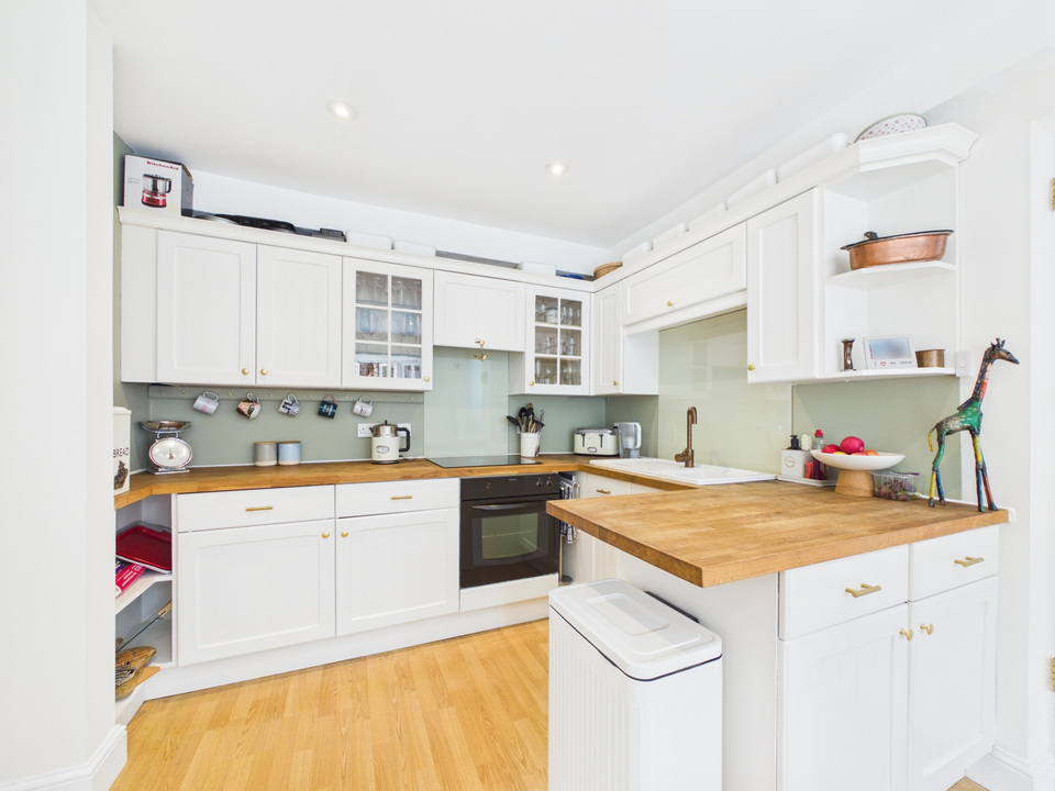 2 bed detached house for sale in Morth Gardens, Horsham  - Property Image 3