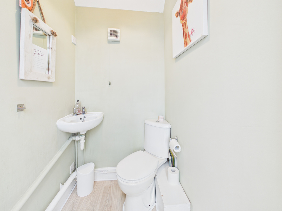 2 bed detached house for sale in Morth Gardens, Horsham  - Property Image 8
