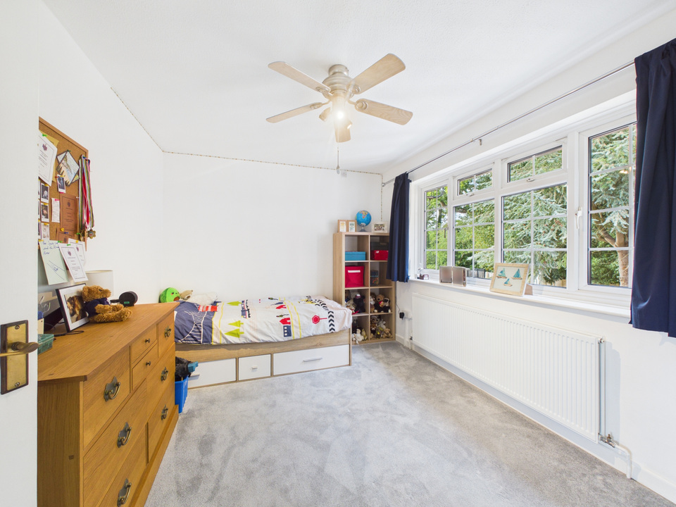 5 bed link detached house for sale in Dickins Way, Horsham, West Sussex  - Property Image 11