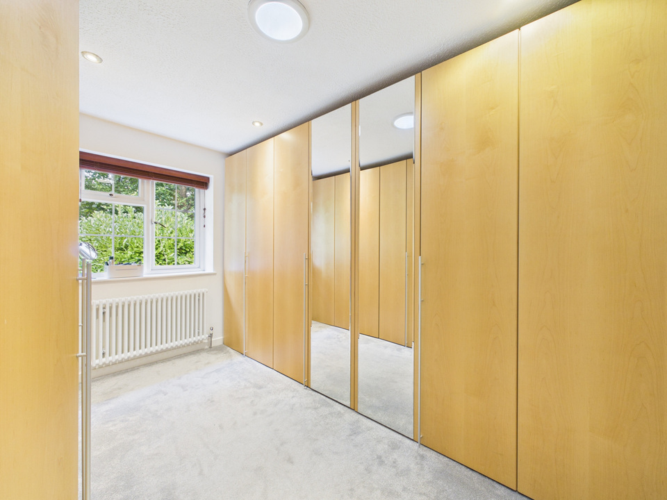 5 bed link detached house for sale in Dickins Way, Horsham, West Sussex  - Property Image 13