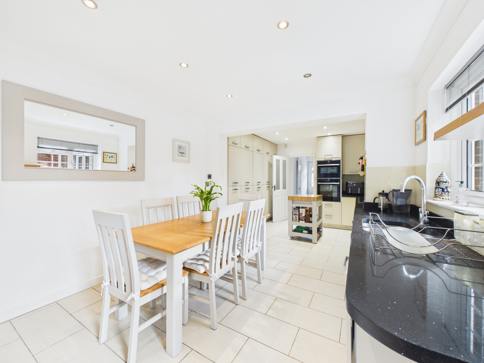 5 bed link detached house for sale in Dickins Way, Horsham, West Sussex  - Property Image 12
