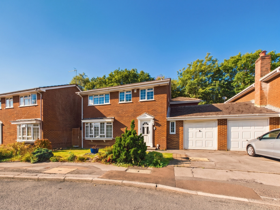 5 bed link detached house for sale in Dickins Way, Horsham, West Sussex