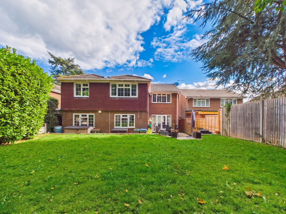 5 bed link detached house for sale in Dickins Way, Horsham, West Sussex  - Property Image 10