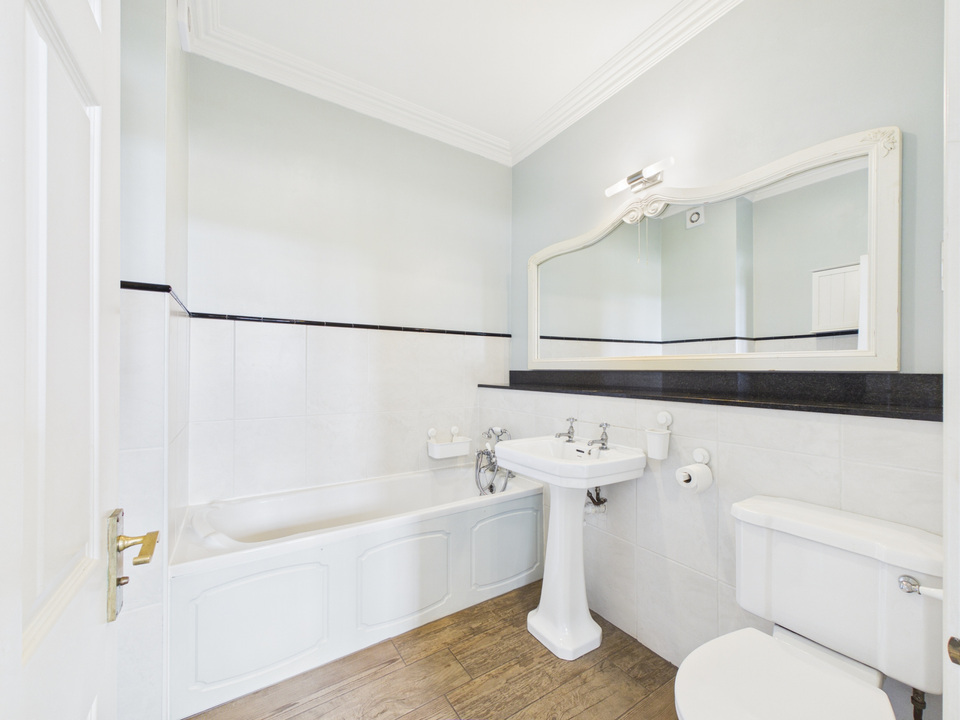 2 bed apartment for sale in The Apartment, Roffey Park, Forest Road, Horsham, West Sussex - Property Image 9