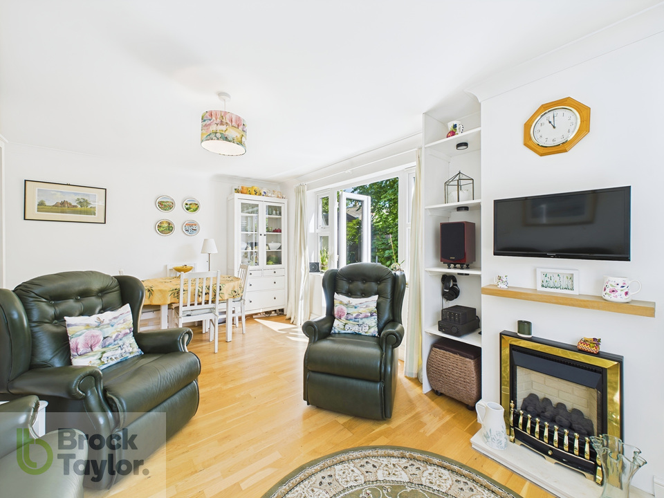 2 bed semi-detached bungalow for sale in Queens Road, Haywards Heath  - Property Image 5