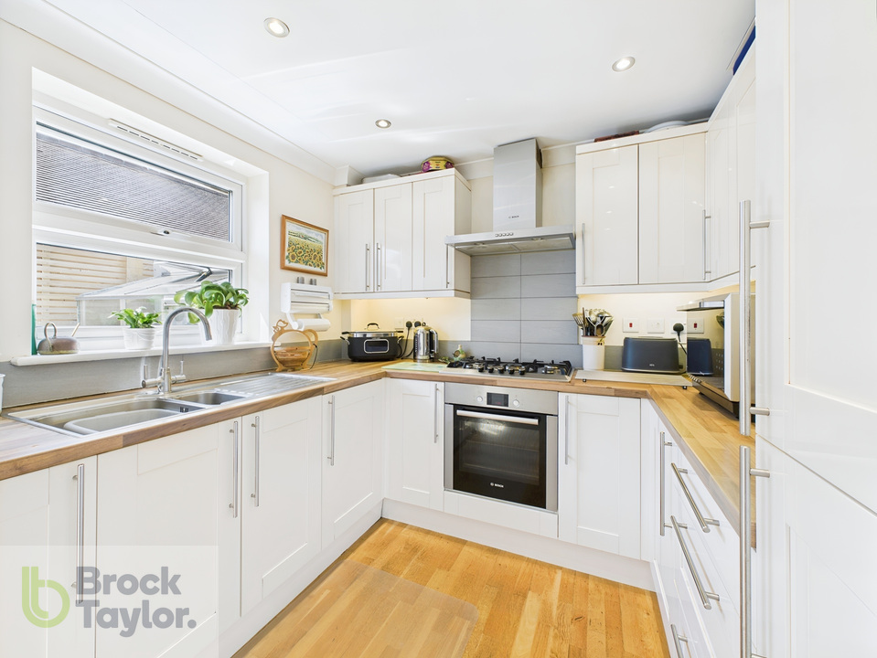 2 bed semi-detached bungalow for sale in Queens Road, Haywards Heath  - Property Image 14