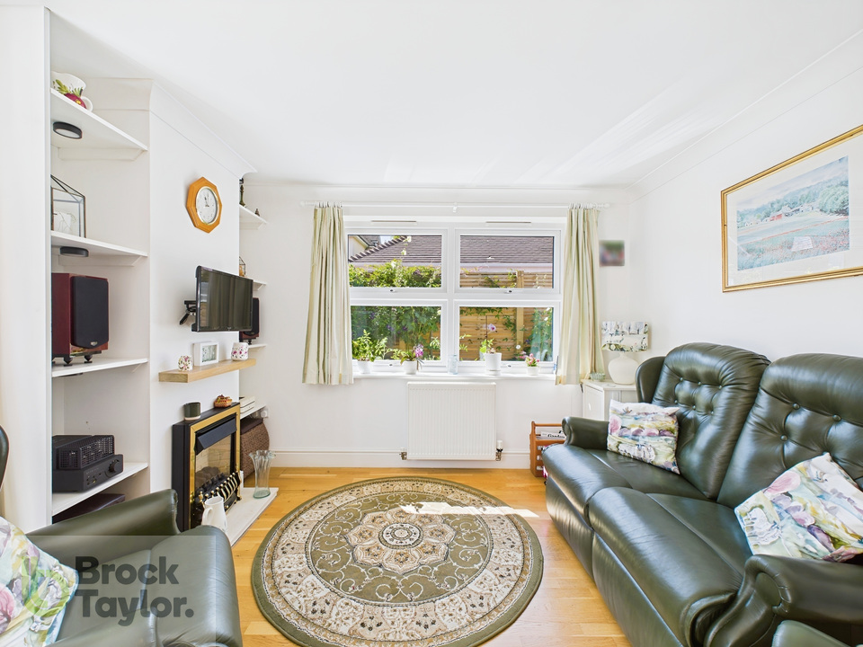 2 bed semi-detached bungalow for sale in Queens Road, Haywards Heath  - Property Image 9