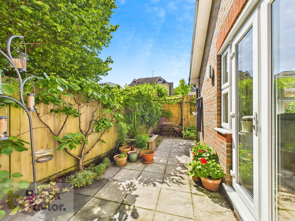 2 bed semi-detached bungalow for sale in Queens Road, Haywards Heath  - Property Image 12