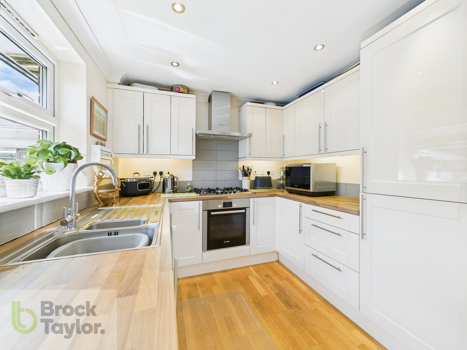 2 bed semi-detached bungalow for sale in Queens Road, Haywards Heath  - Property Image 13