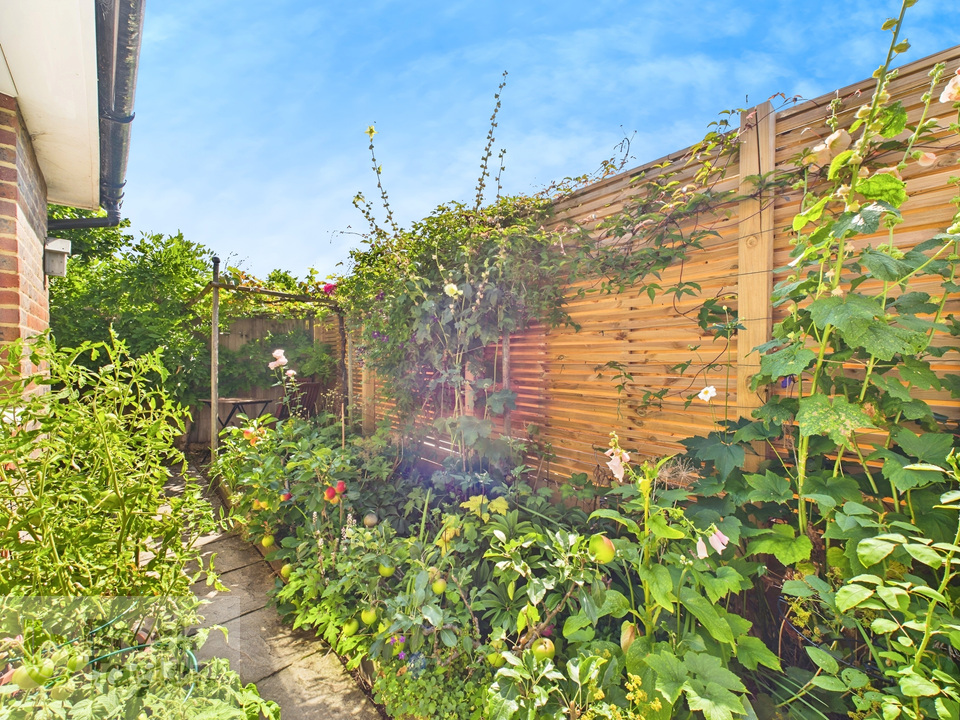 2 bed semi-detached bungalow for sale in Queens Road, Haywards Heath  - Property Image 24