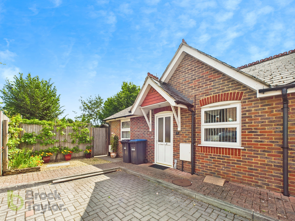 2 bed semi-detached bungalow for sale in Queens Road, Haywards Heath  - Property Image 25