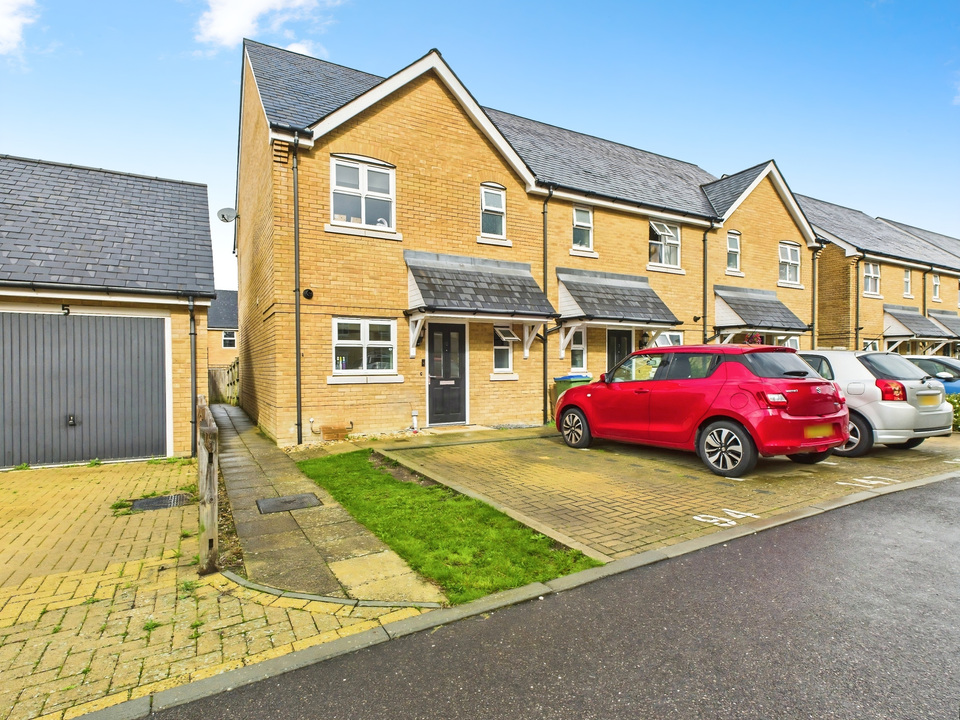 3 bed end of terrace house for sale in Olive Close, Horsham - Property Image 1