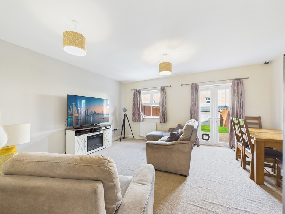 3 bed end of terrace house for sale in Olive Close, Horsham  - Property Image 3