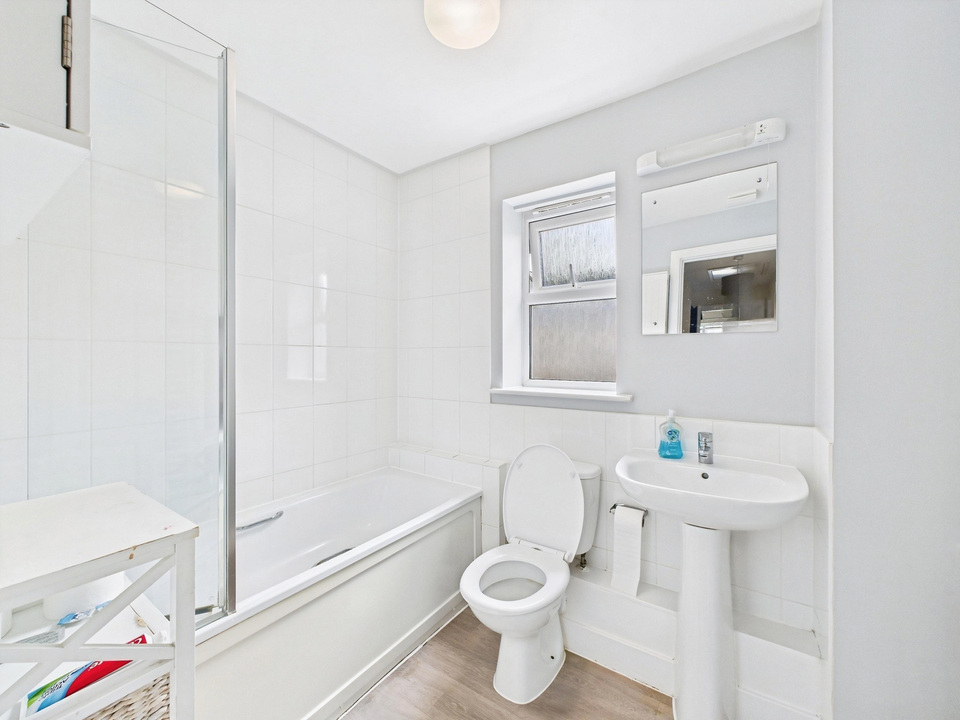 3 bed end of terrace house for sale in Olive Close, Horsham  - Property Image 7