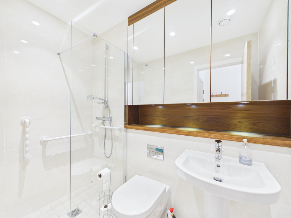 2 bed apartment for sale in 8 Martlet House, Durrants Drive, Horsham, West Sussex  - Property Image 6