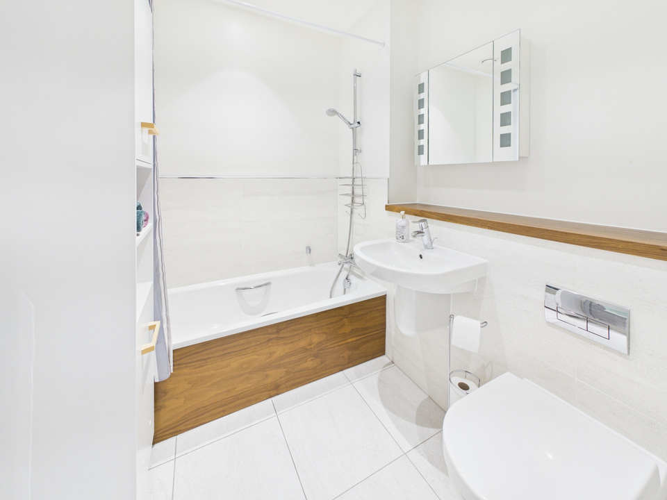 2 bed apartment for sale in 8 Martlet House, Durrants Drive, Horsham, West Sussex  - Property Image 8