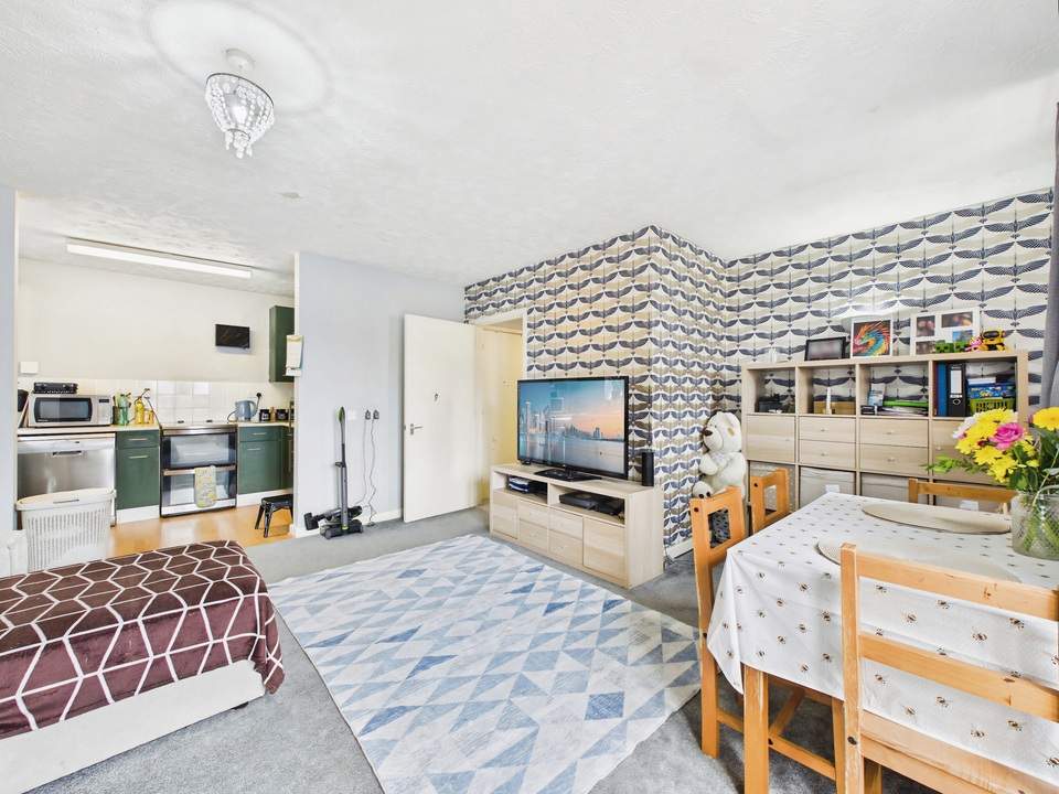 2 bed apartment for sale in Stans Way, Horsham  - Property Image 2