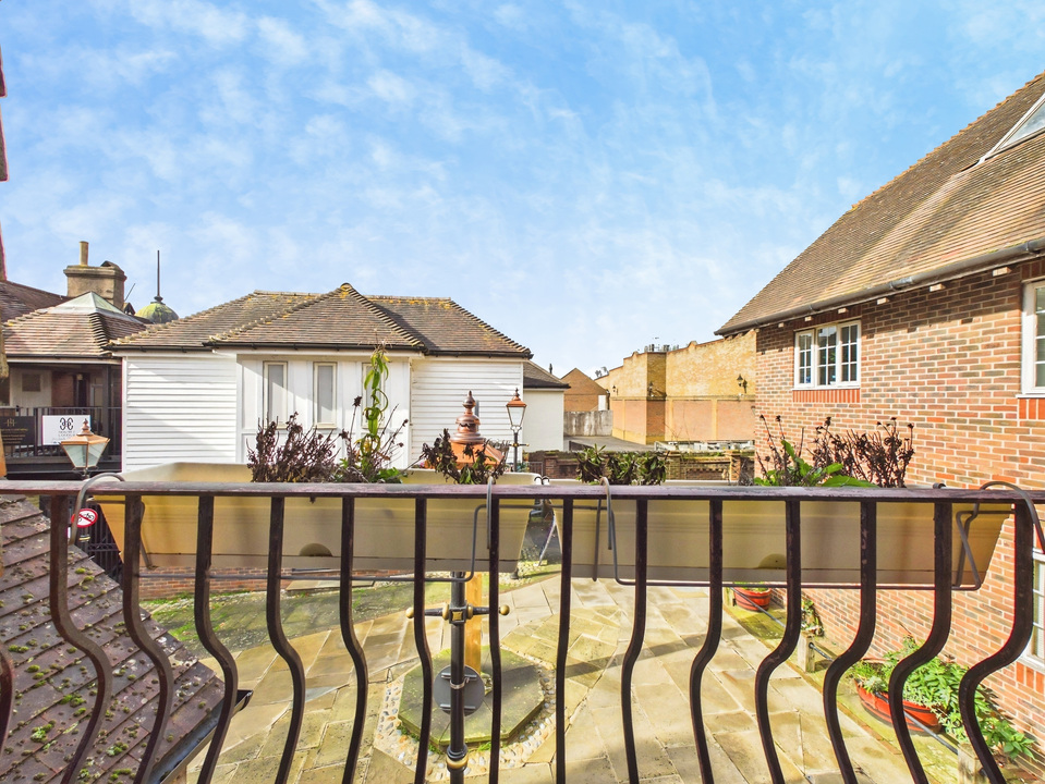2 bed apartment for sale in Stans Way, Horsham  - Property Image 7