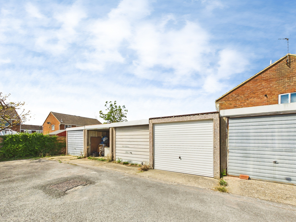 2 bed terraced house for sale in Owlscastle Close, Horsham, West Sussex  - Property Image 7