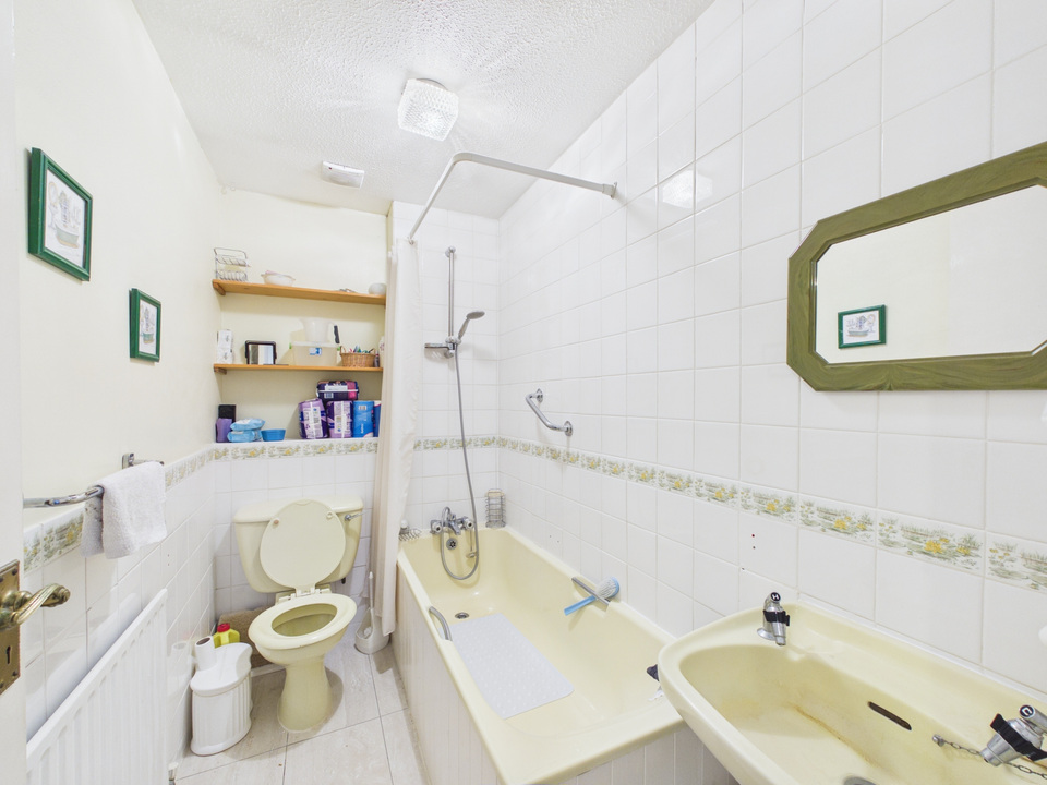 2 bed terraced house for sale in Owlscastle Close, Horsham, West Sussex  - Property Image 6