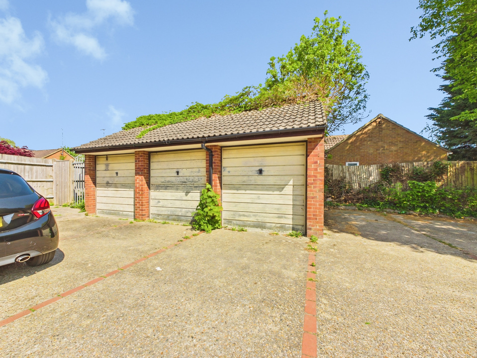 3 bed semi-detached house for sale in Keymer Road, Southgate, Crawley, RH11 8GP  - Property Image 17