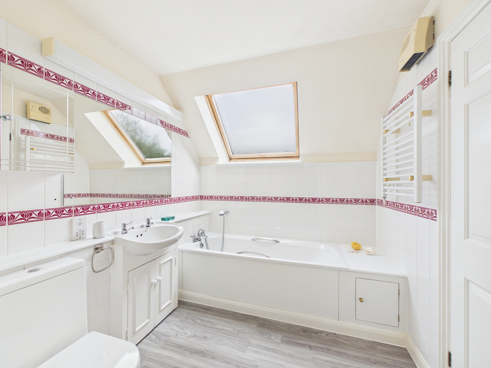 2 bed end of terrace house for sale in Bluecoat Pond, Christs Hospital, Horsham, West Sussex  - Property Image 7