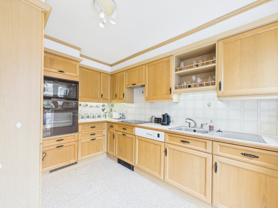 2 bed end of terrace house for sale in Bluecoat Pond, Christs Hospital, Horsham, West Sussex  - Property Image 5