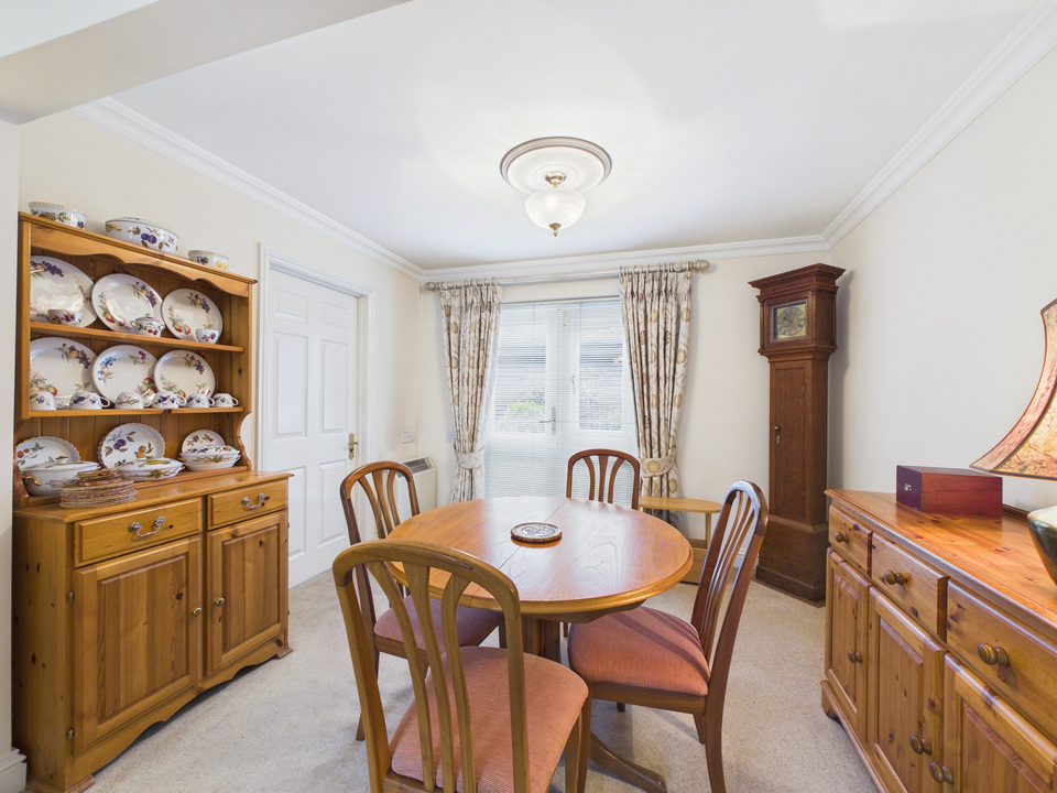 2 bed end of terrace house for sale in Bluecoat Pond, Christs Hospital, Horsham, West Sussex  - Property Image 4