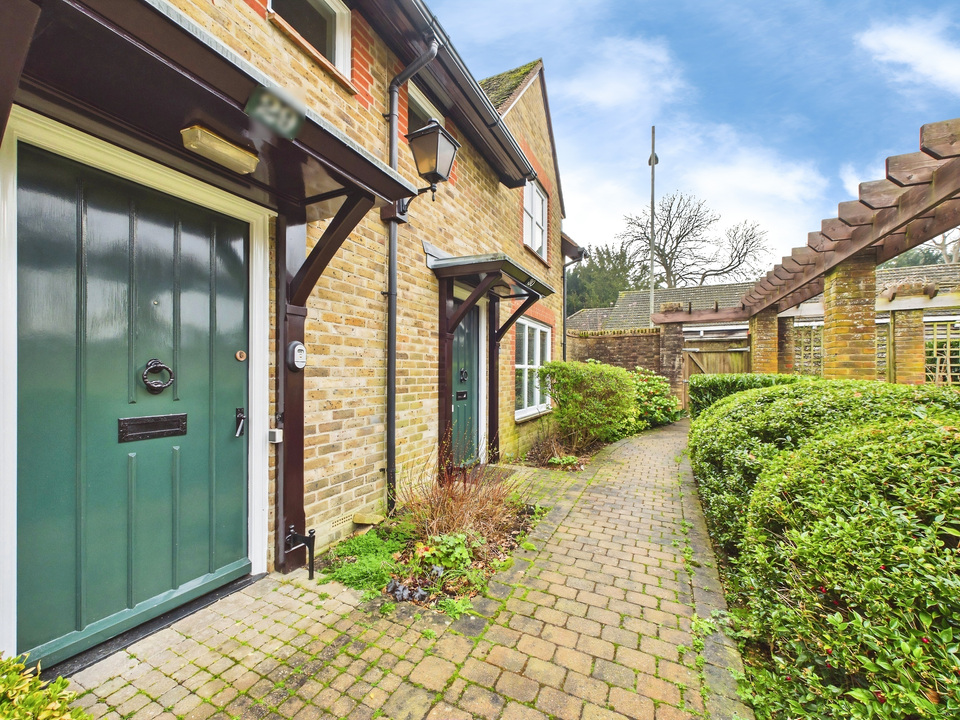 2 bed end of terrace house for sale in Bluecoat Pond, Christs Hospital, Horsham, West Sussex  - Property Image 12