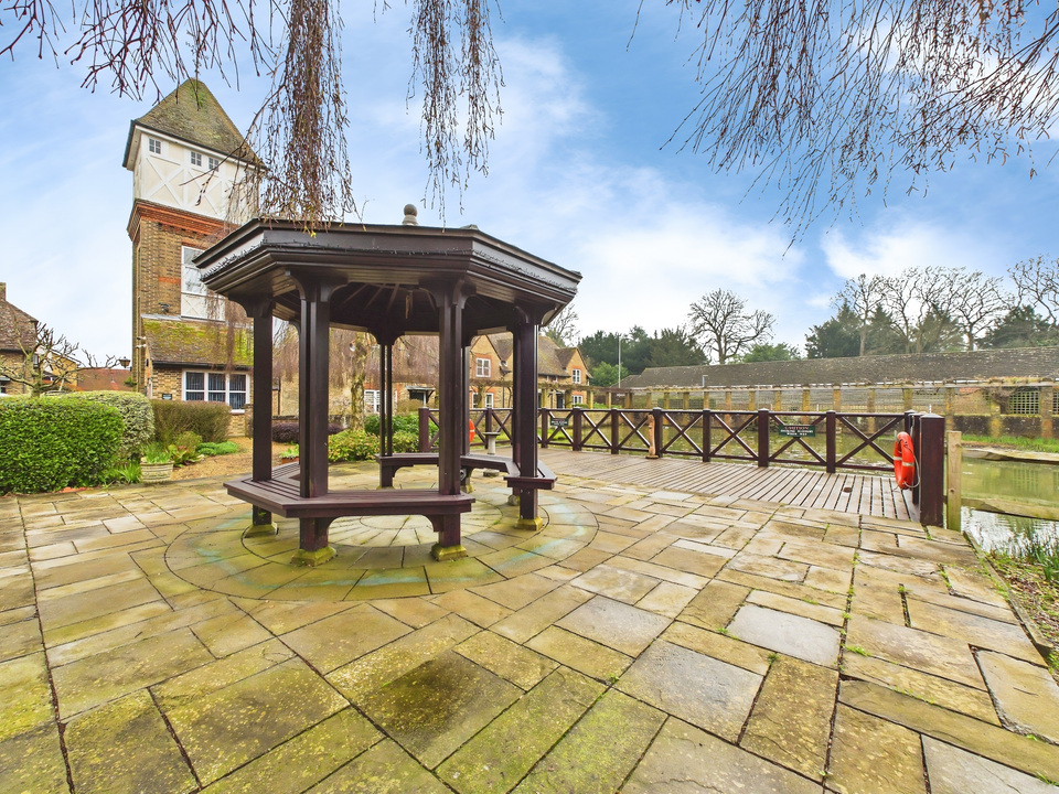 2 bed end of terrace house for sale in Bluecoat Pond, Christs Hospital, Horsham, West Sussex  - Property Image 20