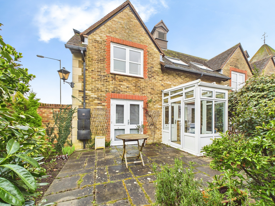 2 bed end of terrace house for sale in Bluecoat Pond, Christs Hospital, Horsham, West Sussex  - Property Image 2