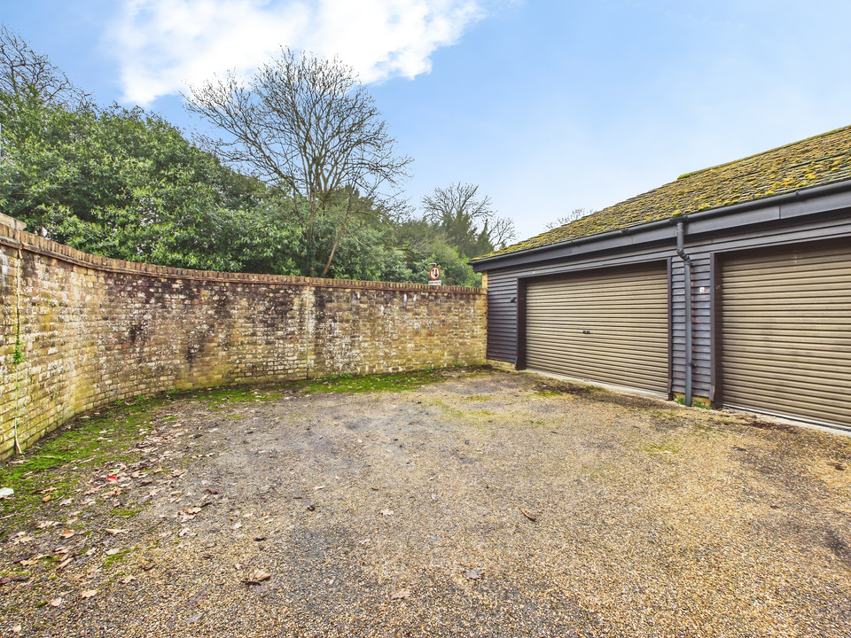 2 bed end of terrace house for sale in Bluecoat Pond, Christs Hospital, Horsham, West Sussex  - Property Image 10