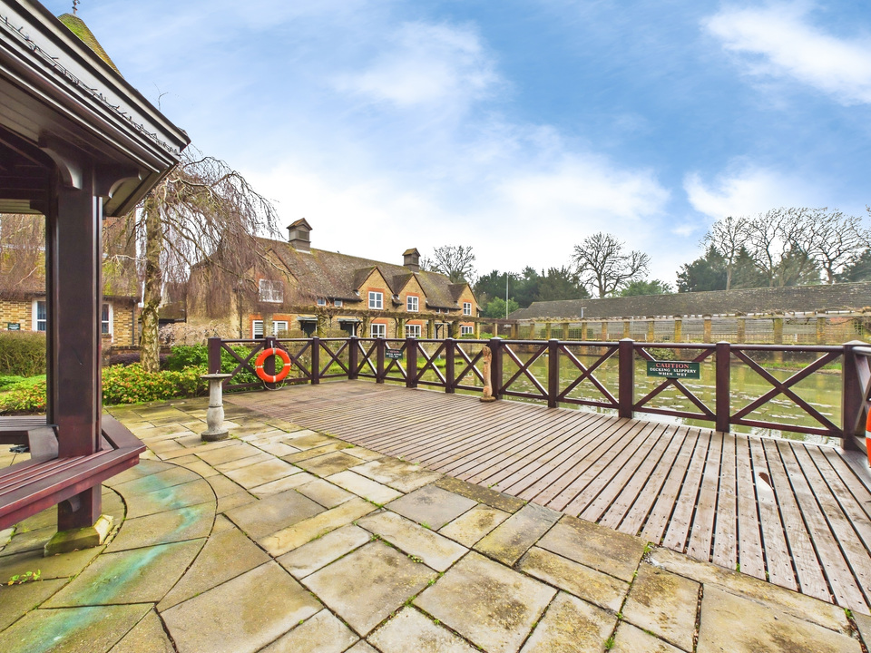 2 bed end of terrace house for sale in Bluecoat Pond, Christs Hospital, Horsham, West Sussex  - Property Image 9