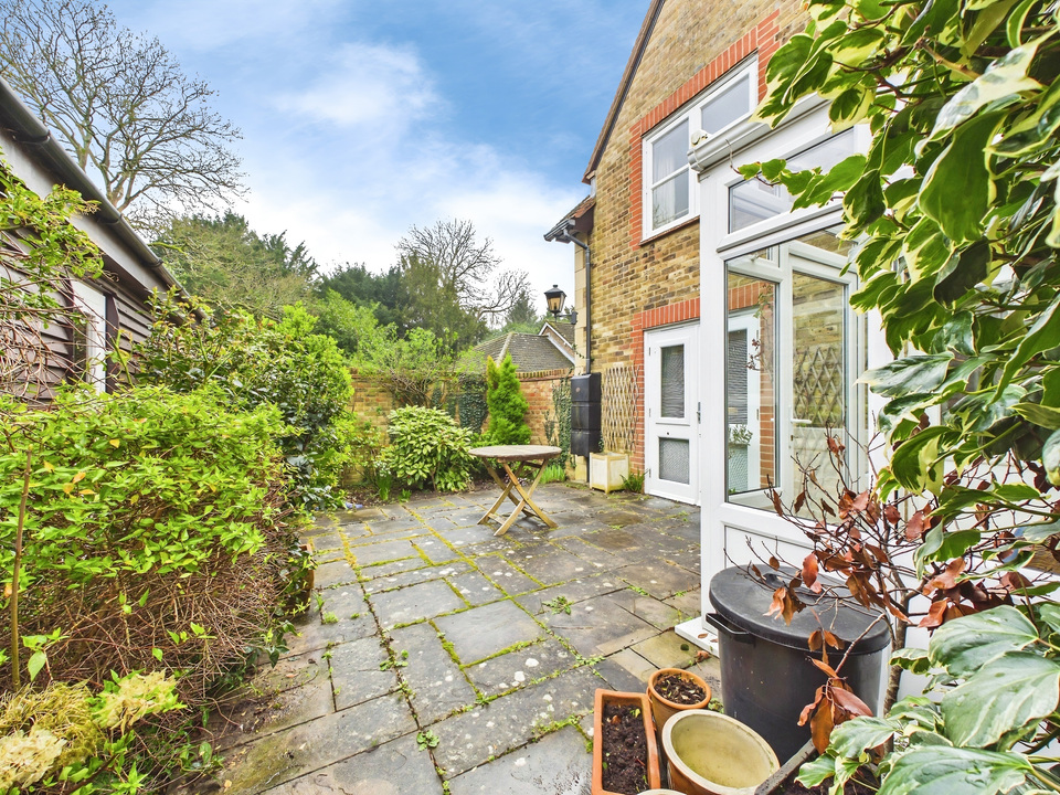 2 bed end of terrace house for sale in Bluecoat Pond, Christs Hospital, Horsham, West Sussex  - Property Image 11
