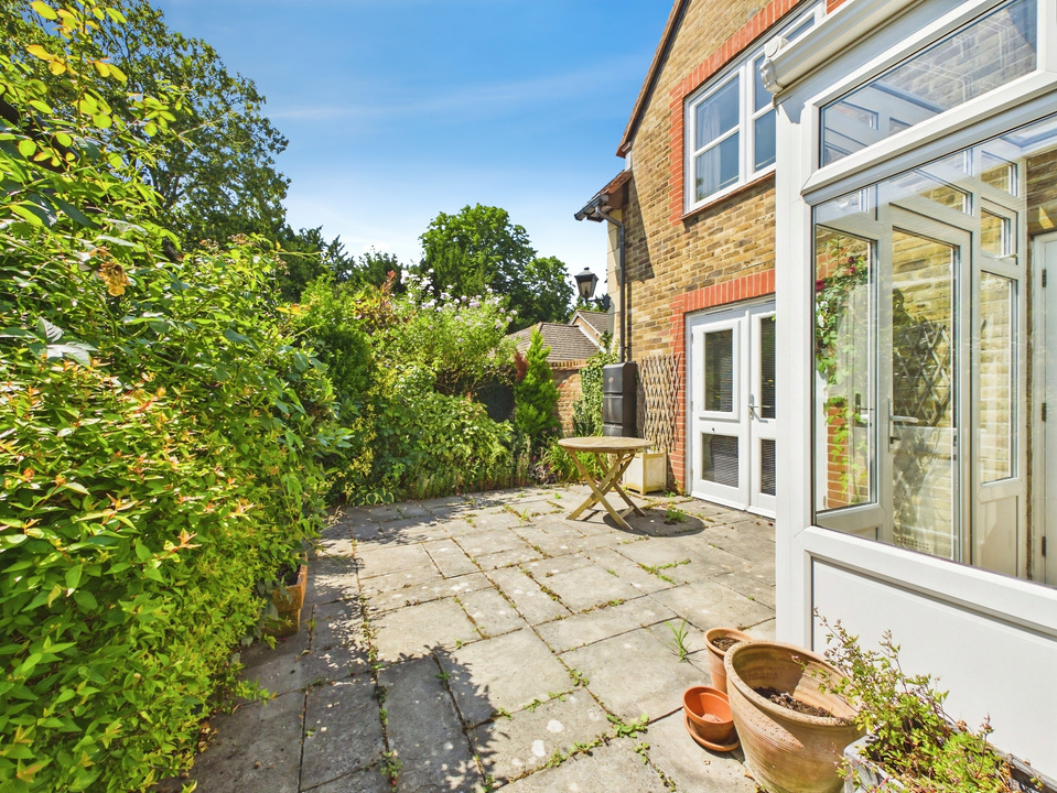 2 bed end of terrace house for sale in Bluecoat Pond, Christs Hospital, Horsham, West Sussex  - Property Image 2