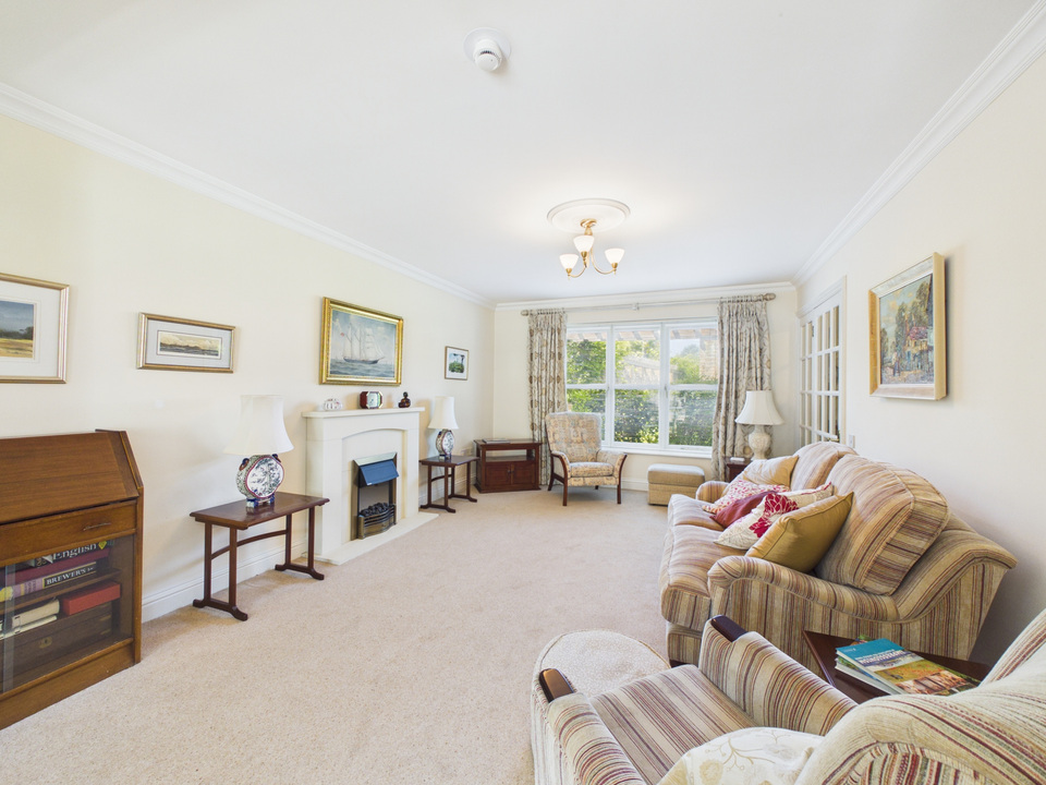 2 bed end of terrace house for sale in Bluecoat Pond, Christs Hospital, Horsham, West Sussex  - Property Image 3