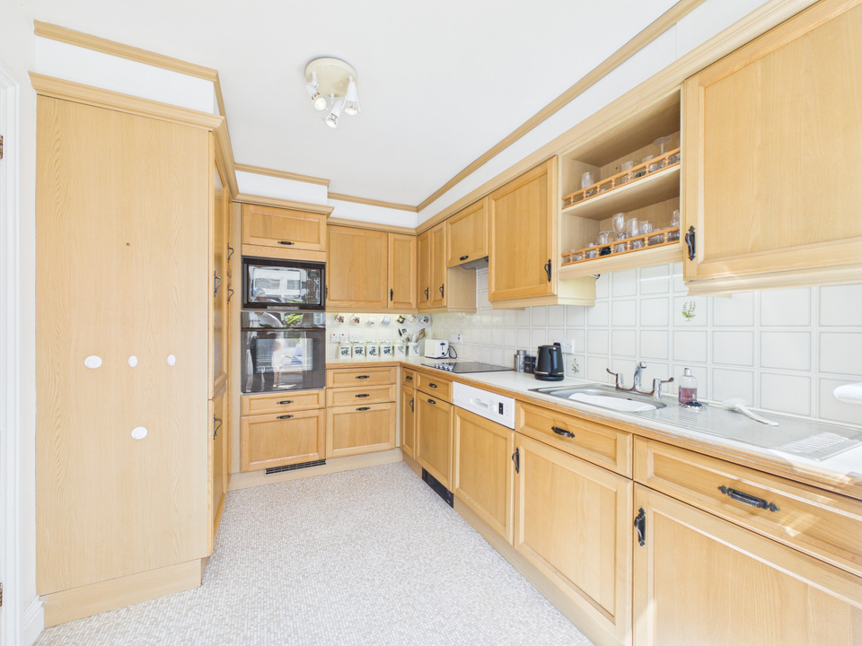 2 bed end of terrace house for sale in Bluecoat Pond, Christs Hospital, Horsham, West Sussex  - Property Image 5
