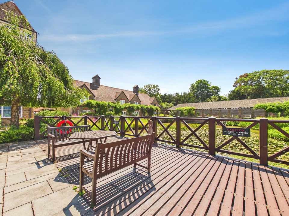2 bed end of terrace house for sale in Bluecoat Pond, Christs Hospital, Horsham, West Sussex  - Property Image 9