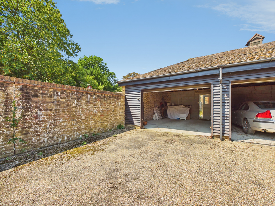 2 bed end of terrace house for sale in Bluecoat Pond, Christs Hospital, Horsham, West Sussex  - Property Image 10