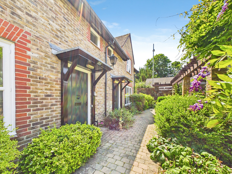 2 bed end of terrace house for sale in Bluecoat Pond, Christs Hospital, Horsham, West Sussex  - Property Image 12