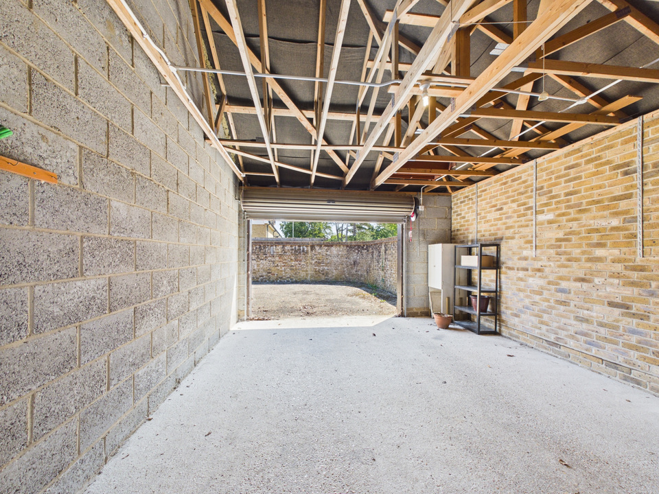 2 bed end of terrace house for sale in Bluecoat Pond, Christs Hospital, Horsham, West Sussex  - Property Image 11